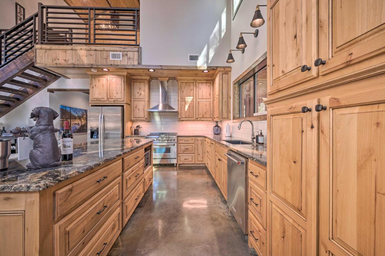 Broken Bow Lazy Dog Lodge With Hot Tub, Pool Table Экстерьер фото