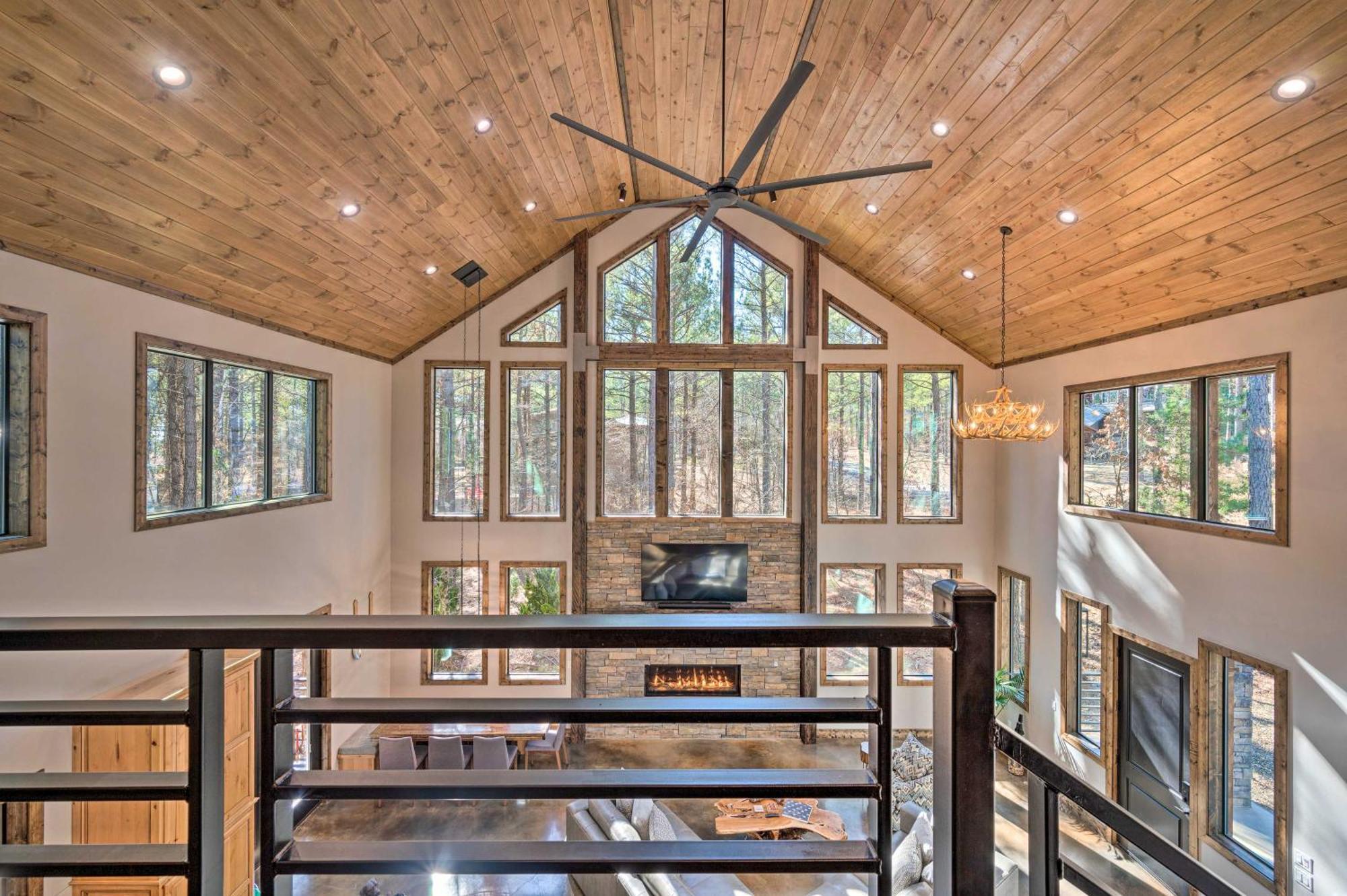 Broken Bow Lazy Dog Lodge With Hot Tub, Pool Table Экстерьер фото